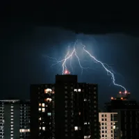 METEO: Zeci de copaci doborâți și mașini avariate, pompierii ISUBIF intervin masiv după vijelie - FOTO: Freepik(imagine cu rol ilustrativ)