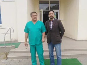 Laurentiu Belușică (stânga fotografiei), împreună cu medicul Horia Mocanu, la spitalul din Găești Foto: Facebook