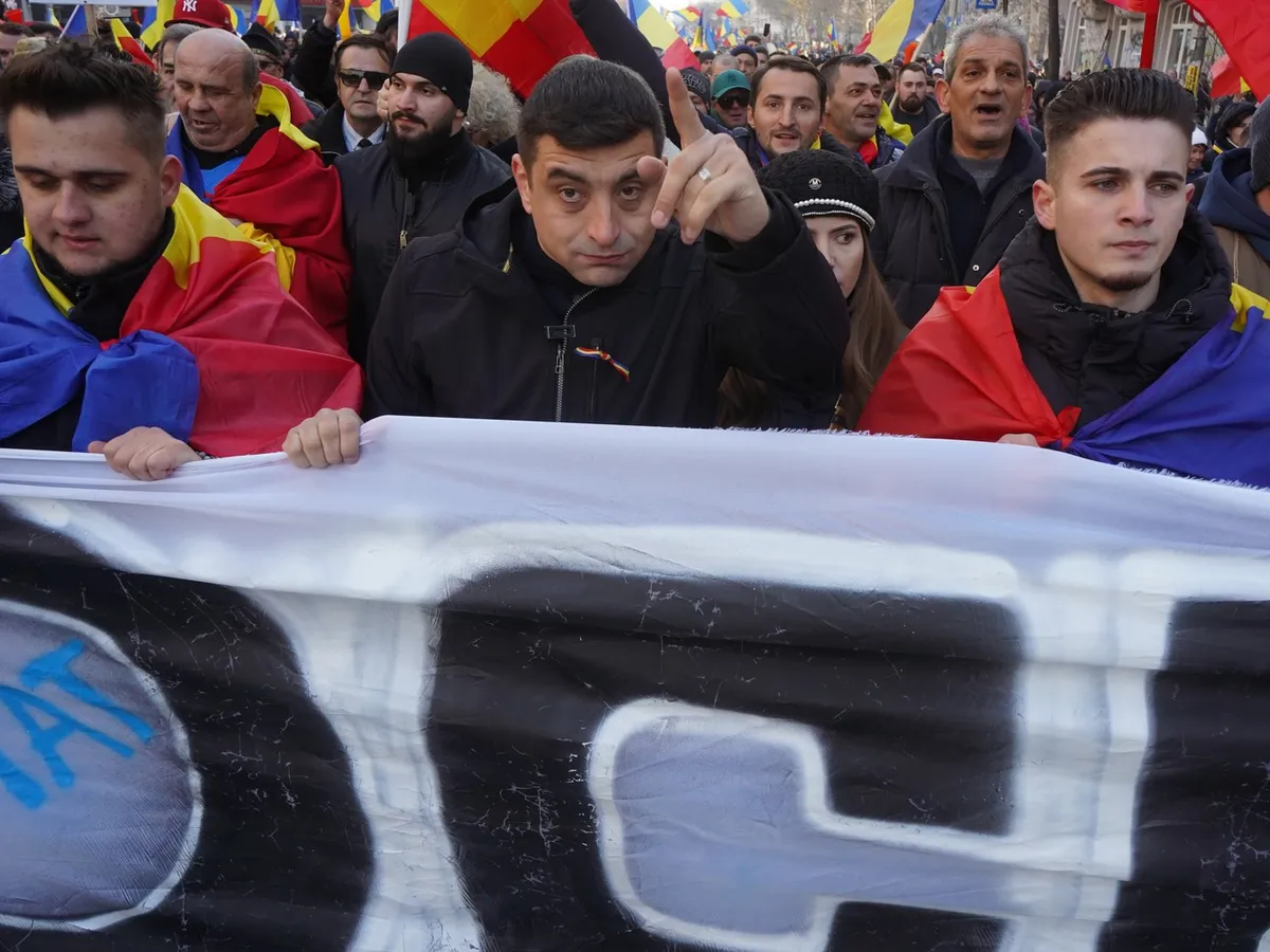 Cum a copiat Călin Georgescu atitudinea de „Zeu”? „Nici Mussolini nu a era alături de manifestanți” - Foto: Profimedia Images