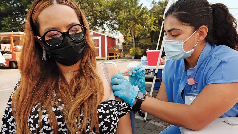 un vizitator din Mexico City este vaccinat în Los Angeles