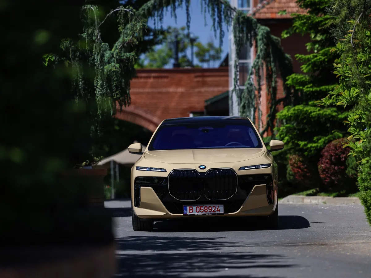 Un român și-a luat un BMW unic. Culoarea Desert Sand Uni costă 7.000 €. Opțiuni de 50.000 € - Foto: Dragoș Savu