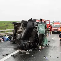 În accident au fost implicate două autovehicule şi sunt înregistrate cinci victime, două dintre acestea fiind încarcerate şi în stare de inconştienţă - Foto: INQUAM PHOTOS/ Cornel Putan