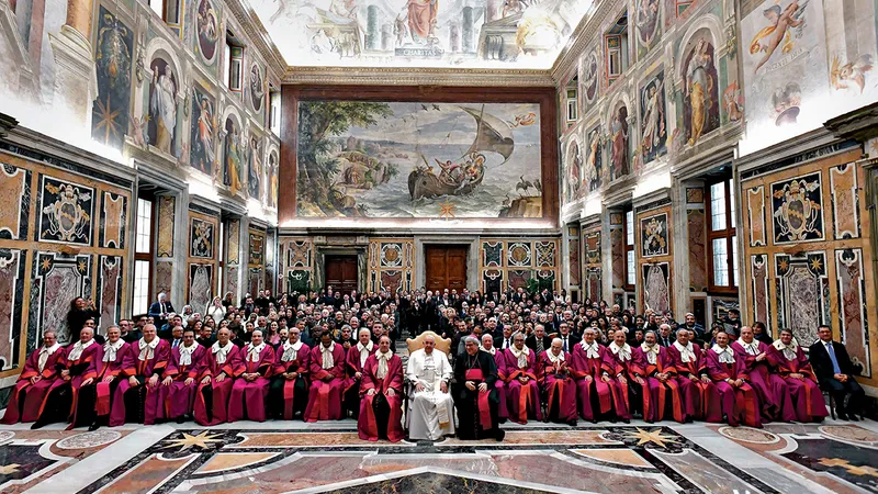 Papa Francisc împreună cu oficiali din Rota Romana
