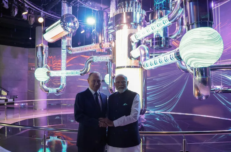 Președintele Rusiei, Vladimir Putin, și prim-ministrul indian, Narendra Modi, vizitează pavilionul Atom - Foto: Profimedia Images