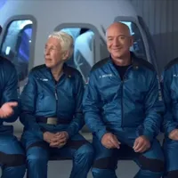Jeff Bezos, cel mai bogat pământean, a plecat spre spaţiu la bordul rachetei Blue Origin. / Foto: j99news.com