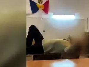 VIDEO Profesor de fizică din Râmnicu Vâlcea stă întins pe catedră. Elevii fac tumbe, în timpul orei - Foto: captură video Digi24