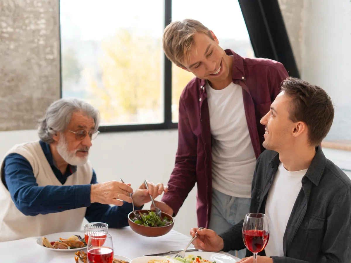 Un bărbat de 55 ani și-a așezat copii la cină și le-a spus cea ce puțin părinți îndrăznesc