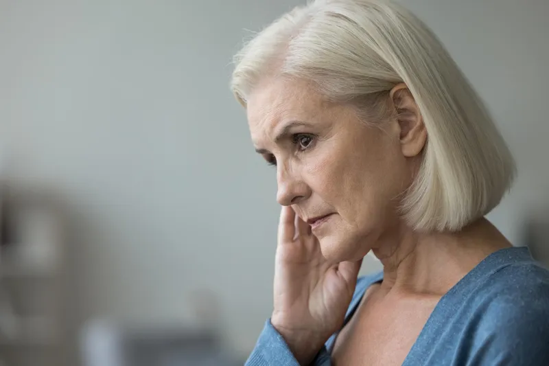 Pensinară &icirc;ngrijorată la pensie - Foto: Freepik