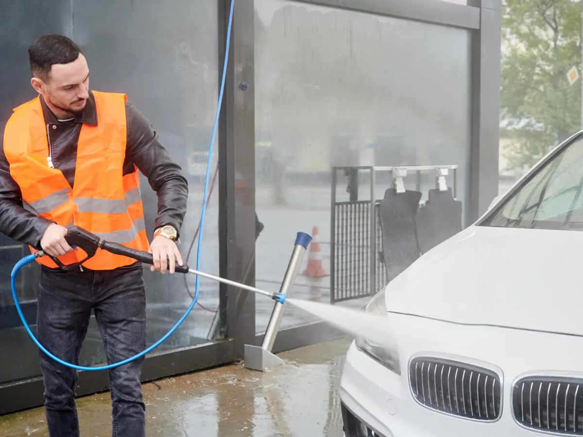 Spălătorie auto din București, amendată cu 30.000 de lei de Garda de Mediu pentru zgomot excesiv