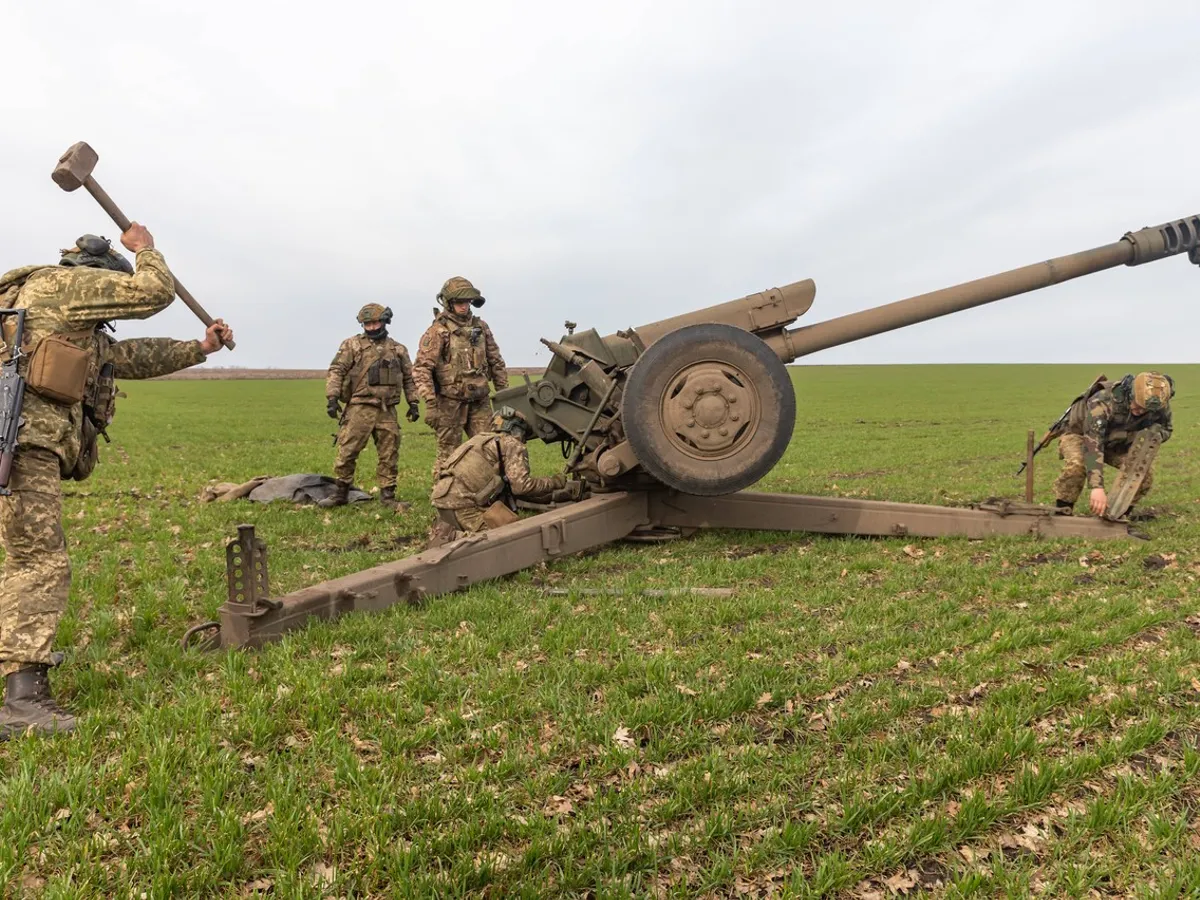 Rusia scoate din depozite, repară și duce în Ucraina obuziere M-30 din al II-lea Război Mondial - Foto: Profimedia Images