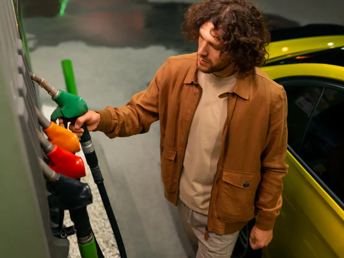 Parlamentul polonez aprobă plafonarea prețurilor la benzină, completând reducerile de TVA și accize