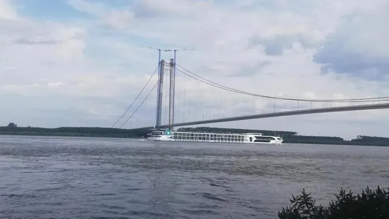 Din Podul „Golden Gate” de 500.000.000 € de la Brăila, reasfaltat de 5 ori, țâșnește apă - Foto: Facebook/Pod Suspendat Braila