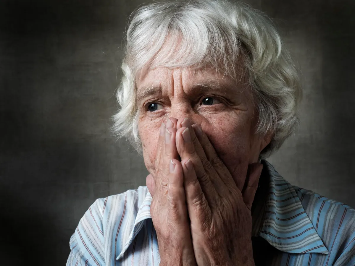 Pensionară îngrijorată la pensie - Foto: Freepik