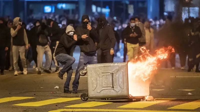 Proteste împotriva restricțiilor COVID, în Elveția. Poliția a folosit gloanţe de cauciuc și gaze. / Foto: agerpres.ro