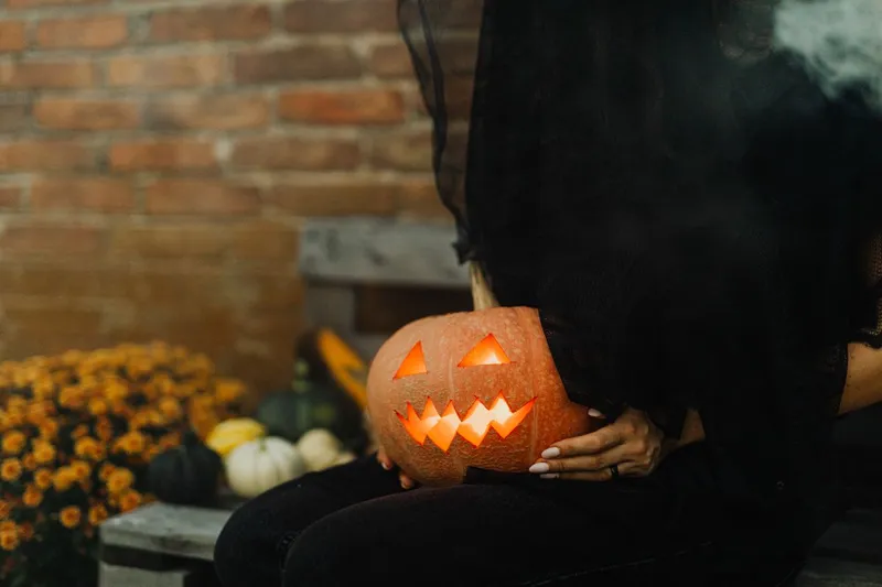 O scenă misterioasă de Halloween cu un Jack-O'-Lantern - Foto: Pexels (Imagine cu rol ilustrativ)