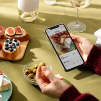 Unde trebuie să stea telefonul atunci când ești la masă - Foto: Freepik.com - rol ilustrativ
