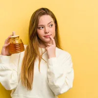 Băutura făcută din lapte, miere și usturoi care te scapă rapid de RĂCEALĂ! Scoasă din cartea bunicii - Foto: Freepik (Imagine cu rol ilustrativ