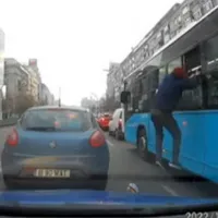 Un bărbat a sărit pe geamul autobuzului în plin trafic. / Foto: digi24.ro