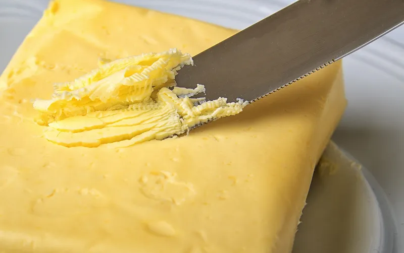 Margarina &icirc;ntinsă pe p&acirc;ine
