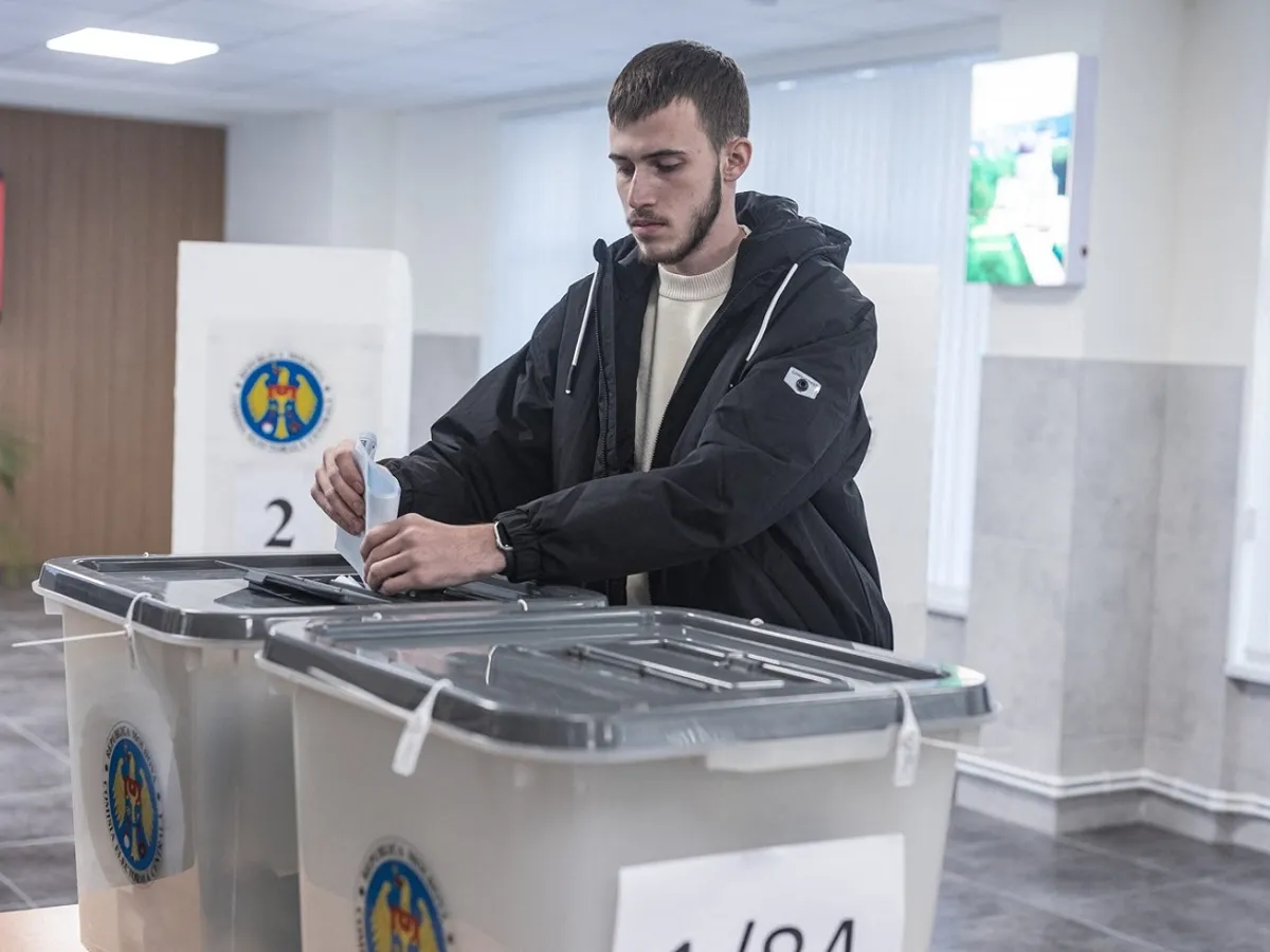 Tânăr votează la alegeri în Moldova