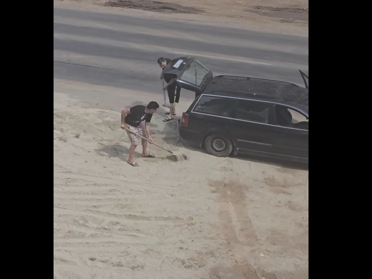 Viral! Un bucureștean și-a transformat Passat-ul break în roabă pentru a fura nisip de pe drum - Foto: captură video