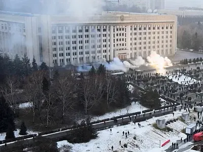 Kazahstan: Forţele de ordine au deschis focul asupra protestatarilor în piaţa centrală din Almatî. / Foto: biziday.ro