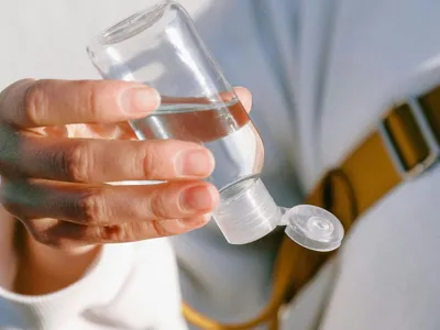 Medic dezinfectându-se pe mâini - Foto: Pexels/Anna Shvets