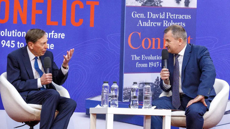 Fostul șef al CIA David Petraeus, la București - Foto: newstrategycenter.ro