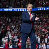 Trump, la unul din mitingurile lui. Sursa: AP via nbcnews.com