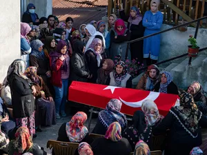 Femei la priveghi lângă sicriul lui Ridvan Acet, unul dintre minerii care au murit în urma unei explozii în mină de cărbune din Amasra - Foto: Profimedia Images/ Yasin Akgul