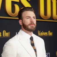 Actorul Chris Evans a interpretat rolul personajului negaitv în Knives Out din 2019 și nu a folosit un telefon iPhone în film Foto: profimediaimages.ro
