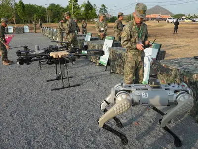 China a testat câini-roboți mortali, dotați cu mitralieră. Par copiați după cei americani - Foto: Profimedia Images