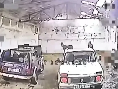 Un ucrainean a crezut că a descoperit blindate ascunse de ruși în spatele liniei frontului. Ce era, de fapt, în depozi