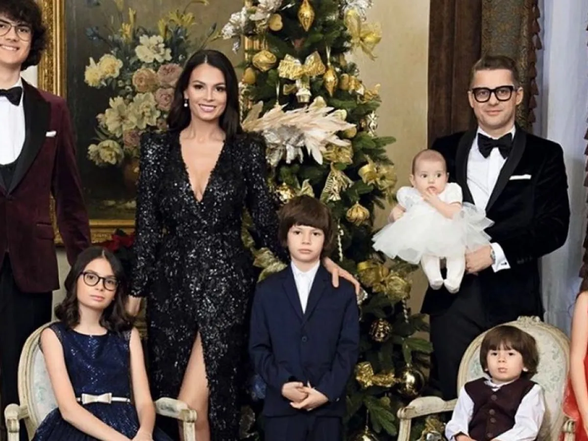 Adi Sînă (44 de ani) și Anca Serea (40 de ani) au o familie frumoasă și numeroasă alcătuită din șase copii. / Foto: avantaje.ro