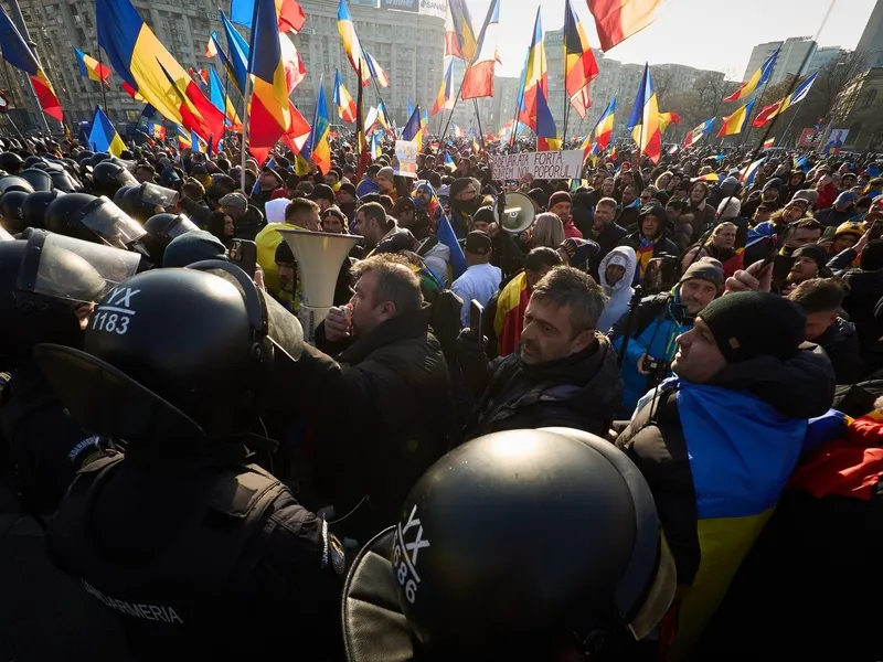 Jandarmeria în alertă: Spray lacrimogen și briceag confiscate la protestul din Piața Constituției!: FOTO - Profimedia(imagine cu rol ilustrativ)