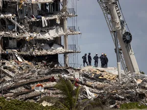 Cel puțin 60 de morți după prăbușirea parțială a blocului din Florida/FOTO: theatlantic.com