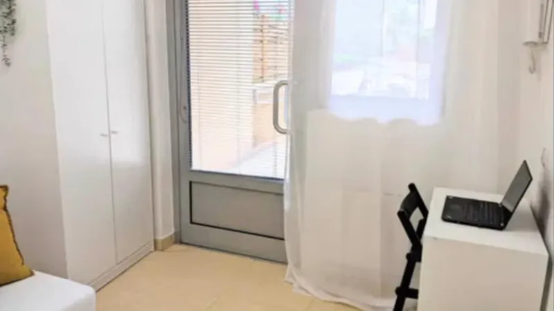 Prețul incredibil la care se vinde o garsonieră de 10 mp. Nu are nici măcar ușă la intrare Foto: captura Fakt.pl