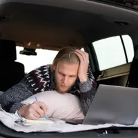 Un IT-st locuiește de 4 ani în mașină deși are o locuință. Câți bani economisește lunar? Foto: Freepik (fotografie cu caracter ilustrativ)