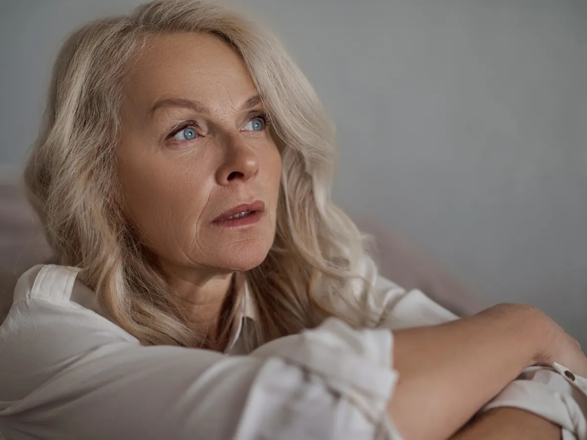 Pensionară tristă la pensie - Foto: Freepik