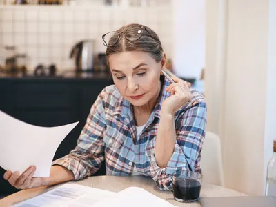Femeie consultând facturi - Foto: Freepik (Imagine cu rol ilustrativ)