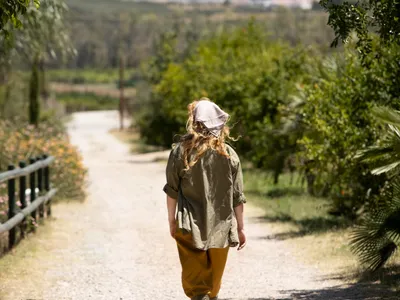 Motivul pentru care vopseaua violetă de pe stâlpii de gard sau de pe copaci nu este un semnal bun. Ce să faci? - Foto: Freepik (Imagine cu rol ilustrativ)