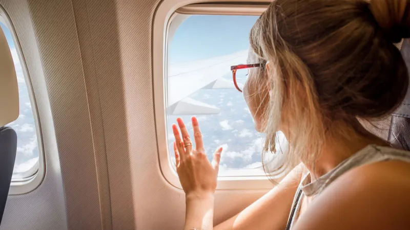 Motivul pentru care o tânără a fost felicitată că NU a cedat locul de la geam din avion unui copil - Foto: Freepik (imagine cu rol ilustrativ)