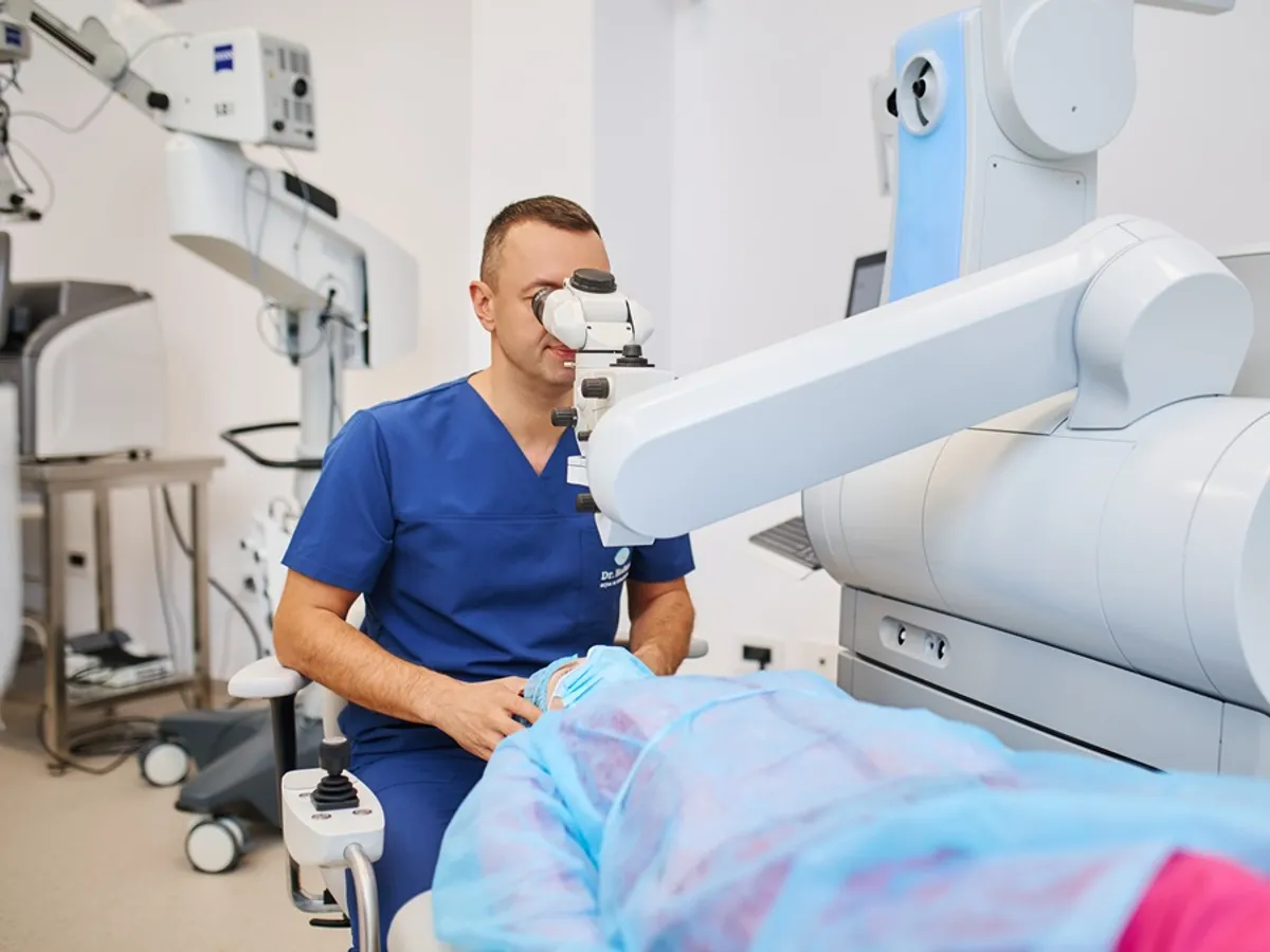 VIDEO Cum poți scăpa definitiv de ochelari în 3 minute: chirurgia oculară de top disponibilă și în România