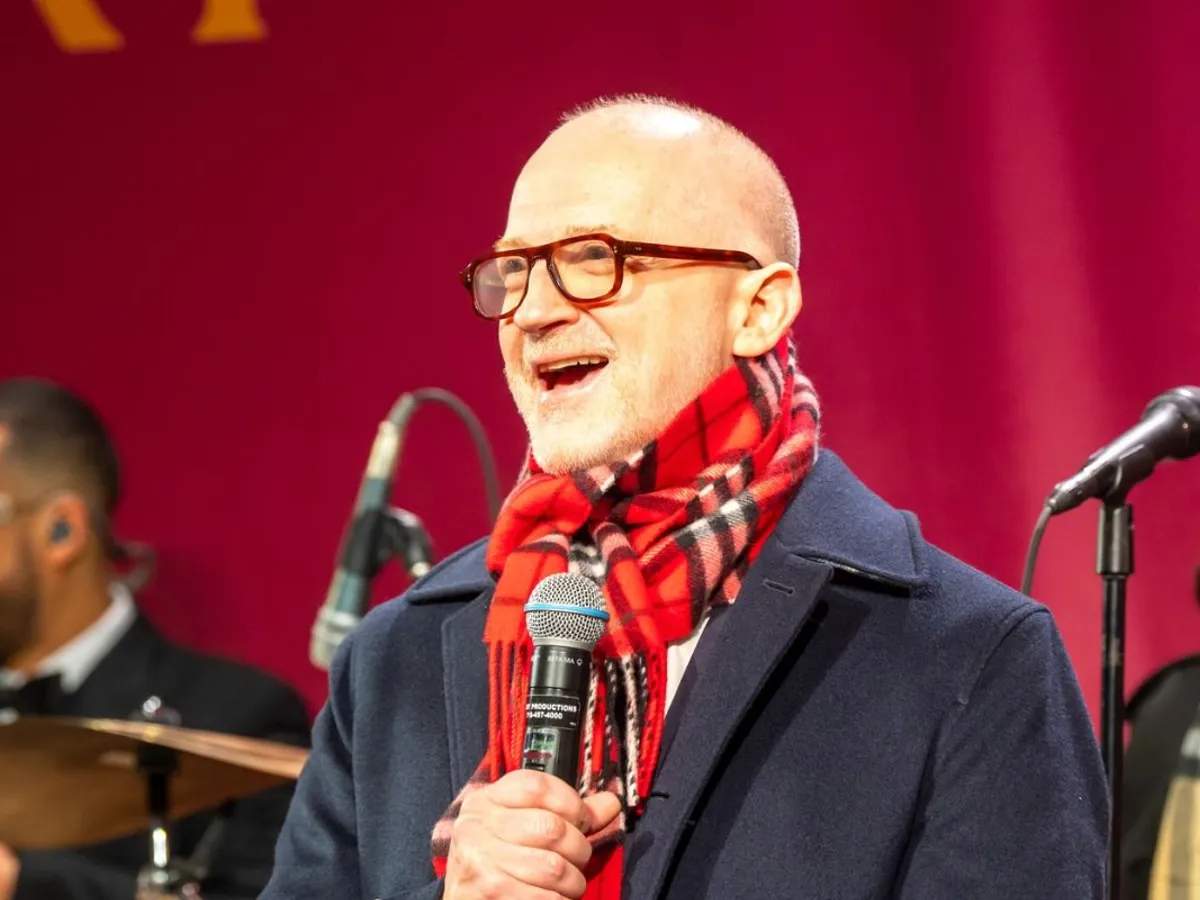 Joshua Schulman, CEO-ul Burberry, la gât cu un fular de la firma pe care o conduce - Foto: Profimedia Images