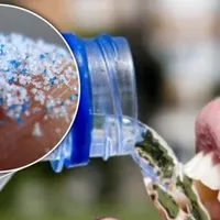 Apa îmbuteliată în sticle de plastic, contaminată de 100 de ori mai mult cu plastic decât se știa - Foto: scottamyx.com