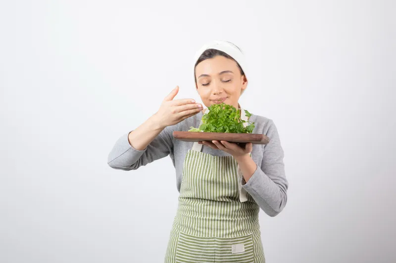 Femeie cu salată - Foto: Freepik (Imagine cu rol ilustrativ)