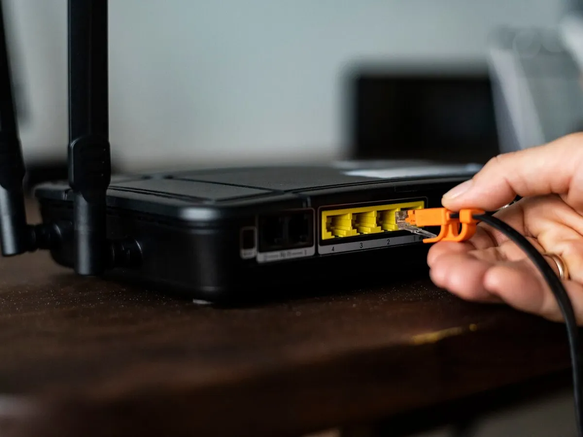 Escrocii compromit rețeaua de Internet, apoi fură datele. Cum îți dai seama că routerul este atacat - Foto: Freepik (rol ilustrativ)