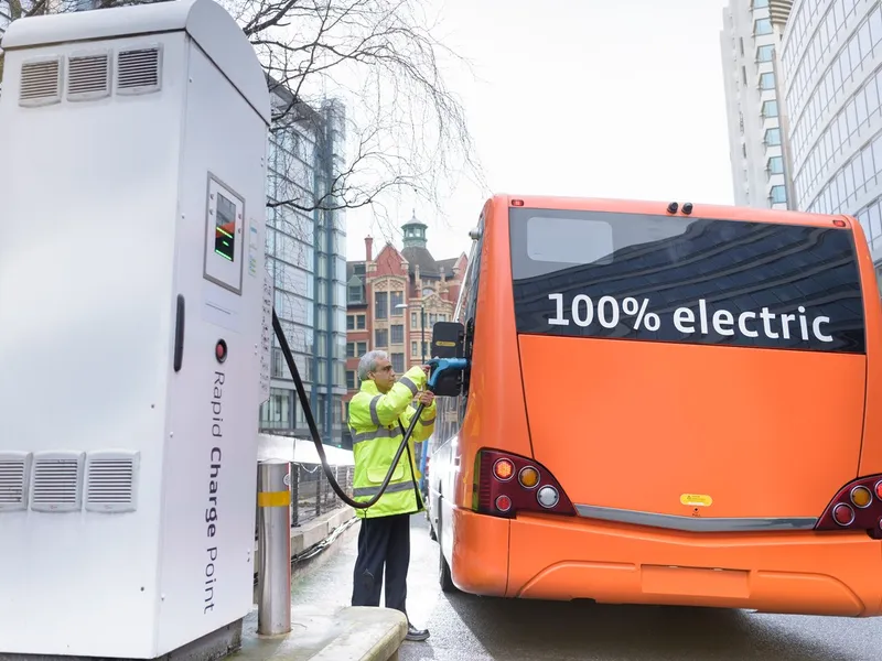 Autobuz electric, la încărcat. / Foto: Profimedia