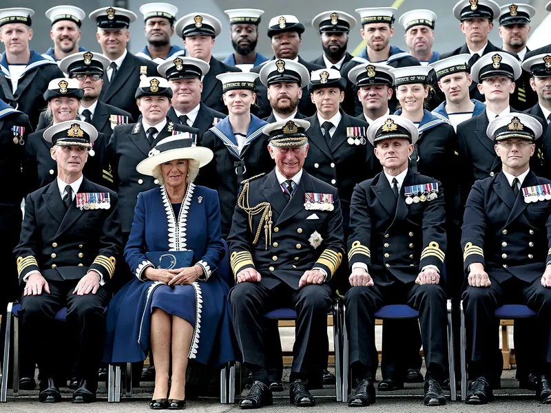 UN BĂRBAT DIN MARINĂ Împreună cu Camilla, Charles, a cărui proprie carieră navală s-a încheiat la mijlocul anilor ’70, pozează în compania navei HMS Prince of Wales a Marinei Regale în 2017