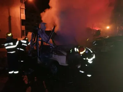 Un incendiu provocat intenţionat a distrus, în noaptea de marţi spre miercuri, o auto-rulotă şi un autoturism aflate într-o parcare din municipiul Piteşti. / Foto: romania24.ro